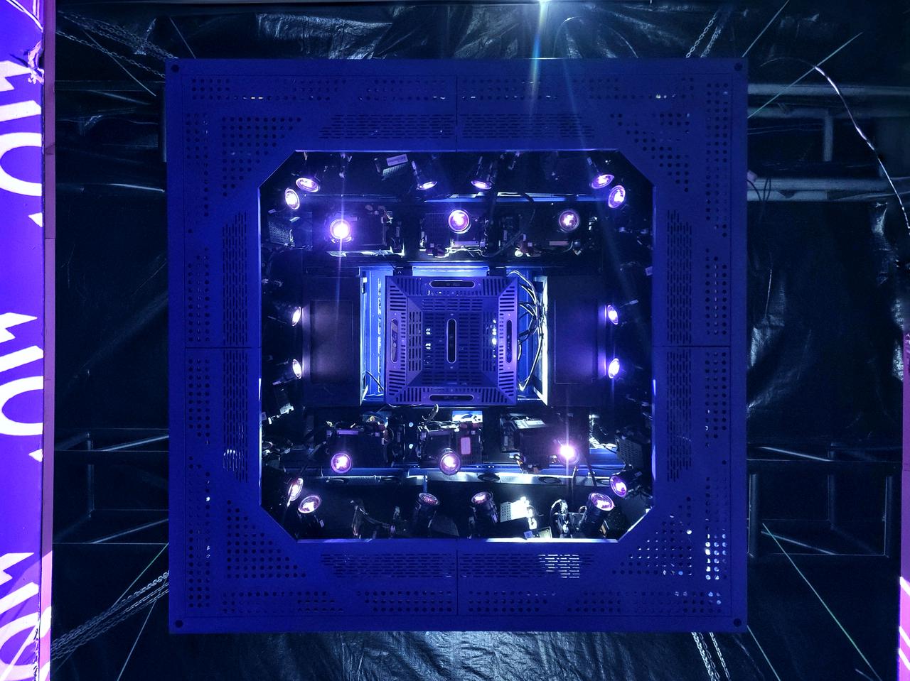 算法即护城河:AI(姿态估计)驱动的“场随人动”